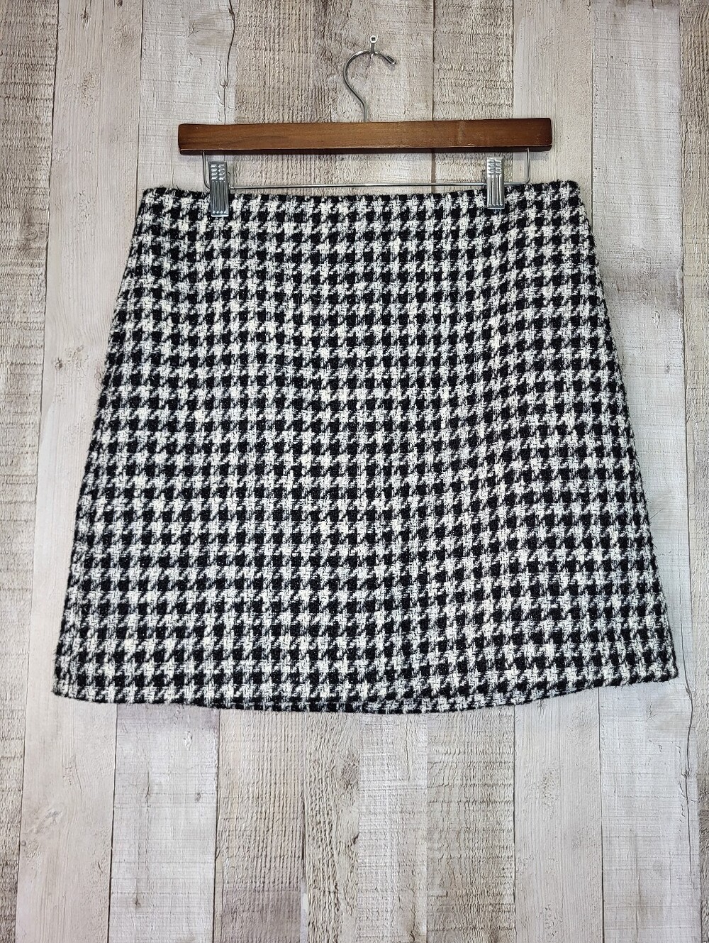 Ann Taylor LOFT Classic Houndstooth A-Line Skirt in Black, White & Gold. Size 8